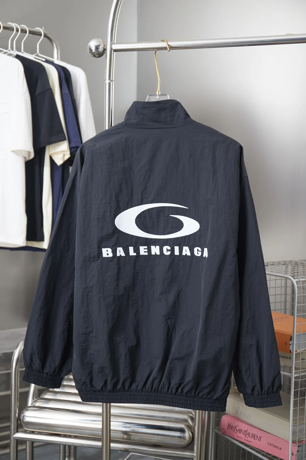 Balenciaga 𝘽𝘼𝙇𝙀𝙉𝘾𝙄𝘼𝙂𝘼 BLCG 26SS 71 front and rear half-circle letter embroidered sports suit Light luxury essential item for daily commuting for men and women Correct version Welcome to compare Detailed features · Customized matt Taslan jacket fabric · The fabric has undergone a waterproof coating process · The interior is made of three-grade polyester bird's eye mesh · OS ultra-loose silhouette design · Side zipper pockets Small stand-up collar design · Internal zipper pocket design · Elastic waistband design at the hem · Customized molded hardware zippers Jacket double puller design · Tajima high-speed embroidery machine with 100,000-needle three-dimensional design · Double side pockets on trousers · Original main mark washed tag brand packaging Color: Black/Milk Apricot Size: 46/48/50/52